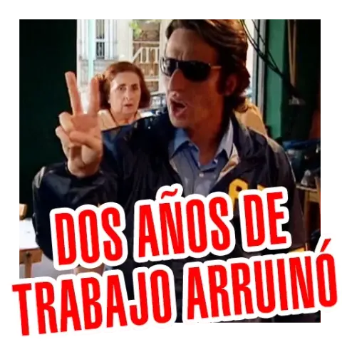 Emilio Ravenna (interpretado por Diego Peretti) disfrazado de agente del FBI haciendo un 2 con la mano con el texto "dos años de trabajo arruinó".