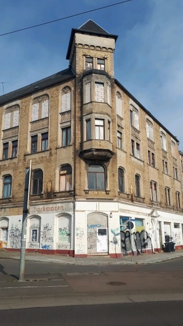 ein sehr schönes Eckhaus in dessen Erdgeschoss eine Bäckerei ansässig gewesen sein nuss. Die Beschriftung "Backwaren" über zwei Fenster deutet darauf hin.
Fenster und Türen im Erd- und obersten Geschoss sind zugemauert.
in den beiden Etagen dazwischen sind die Fenster noch drin.
Der Eingang in den Laden muss sich an der stumpfen Ecke befunden haben.
in Etage 2 und 3 befindet sich darüber ein Erker.
je Straßenseite in den Wohnetagen 1 einzelnes und 2*2 Fenster für jeden Raum.
geschätzt 900m2 Wohn- und 300m2 Geschaeftsflaeche.