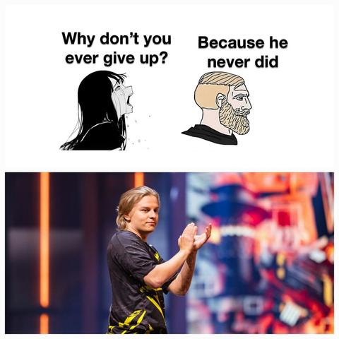 meme - na pierwszym obrazku kobieta mówi do mężczyzny:
"Czemu nigdy się nie poddasz?"
Mężczyzna odpowiada: "Bo on się nie poddał"
Poniżej zdjęcie zawodnika Natus Vincere, AleksiB