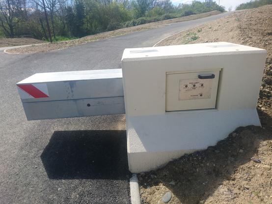 An interesting foldabe barrier. The control panel has four keyholes and there is some code/pattern to close it, but the key is a regular triangle socket wrench thing