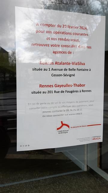 Affiche placardée sur la porte de l'agence bancaire CMB Jeanne d'Arc. L'agence est fermée depuis le 20/02, et les clients sont invités à se reporter aux agences de Via Silva et de la rue de Fougères. En bas de la page, le logo de la banque, accompagné du slogan "au plus près de chacun".