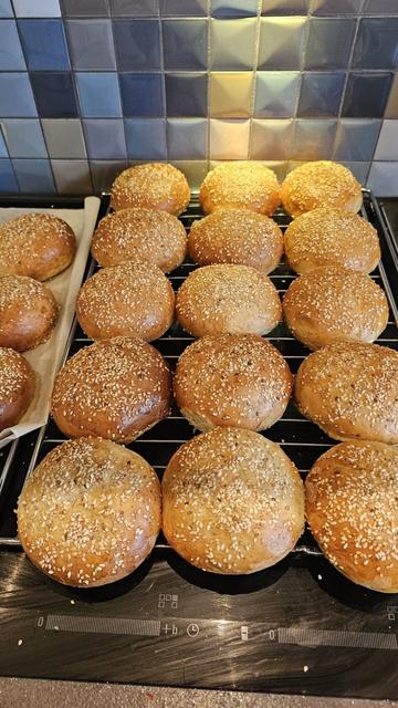 Nybagte burgerboller
