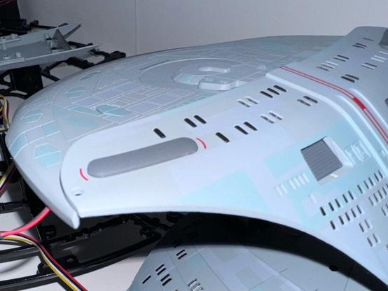 Phaser array on the top edge of the secondary hull