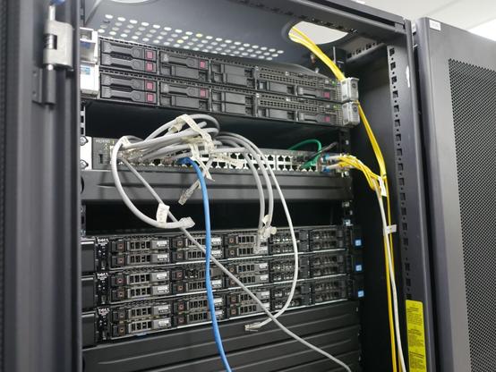 Une vue des serveurs de Neutrinet dans leur armoire.