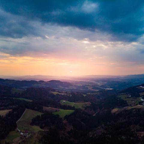 Luftaufnahme eines Sonnenaufgangs im Frühling