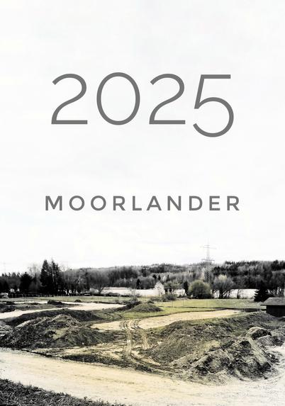 Leichte Vogelperspektive auf ein von Baumaschinenspuren durchfurchtes Neubaugelände. Darüber im blassen, monochromen Himmel groß die Zahl 2025 und der ebenso breite, kleinere Schriftzug Moorlander in Großbuchstaben.