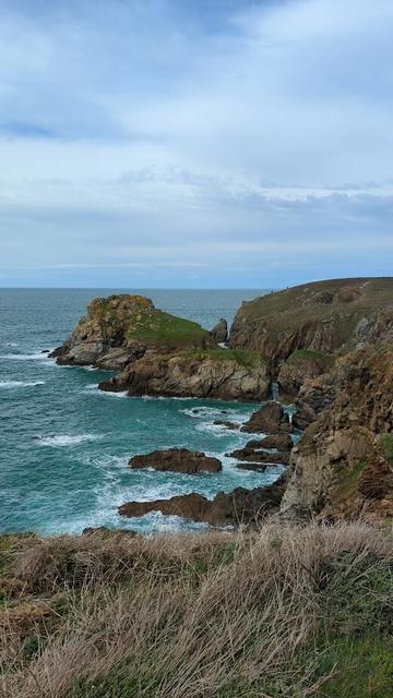 Photo de la côte epuis la pointe du Van. 
On voit des falaises rocheuses et des petites iles