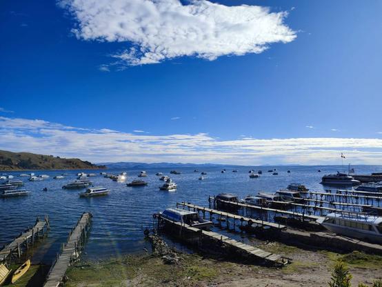 lago titicaca con lanchas