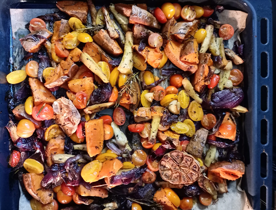 Das fertig gegarte Gemüse auf dem Blech, Kapern und Sesam sind noch nicht zugefügt.