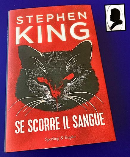 La foto ritrae la copertina del libro sui sfondo blu. Il colore di base della copertina è il rosso, in alto la scritta grande "Stephen King", sotto la quale c'è in disegno dalle tonalità in nero che riproduce il muso di un gatto il cui naso e i cui occhi formano il muso di un topo. Sotto c'è la scritta "Se scorre il sangue", ancora più in basso quella dell'editore "Sperling & Kupfer".