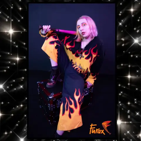 Photo de Clek avec une tenue effet flammes