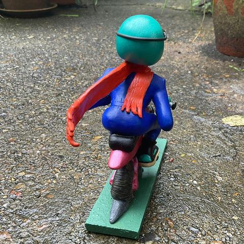 Same figurine from behind.