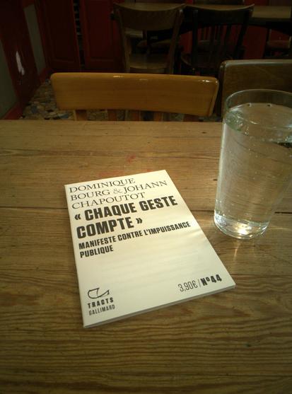 Photo du tract Gallimard "chaque geste compte, manifeste contre l'impuissance publique" de Dominique Bourg et Johann Chapoutot posé sur la table F1 du café le Chez Nous de Dijon au côté d'une pinte d'eau gazeuse