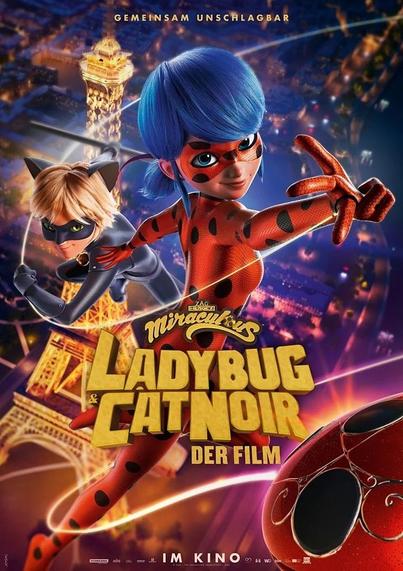 Werbebanner zu Miraculous Ladybug & Chat Noir Der Film.
Im Vordergrund ist Ladybug, die ihr Jojo schwingt und direkt hinter ihr ist Chat Noir. Im Hintergrund ist der Eifelturm zu sehen.