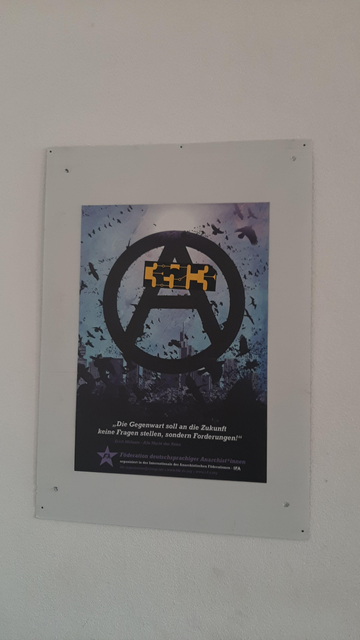 überklebtes Austellungsposter im Strandcafe