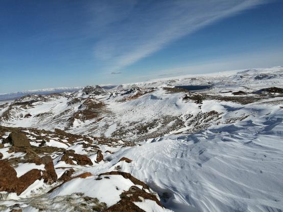 Vue depuis le Framfell (353 m alt). La zone bleu profond au fond à droite, c'est le Kleifarvatn. Tout au fond sur la gauche, on peut deviner Reykjavik et son agglomération.
Au premier plan à droite, le vent sculpte des vagues "acérées" de neige.