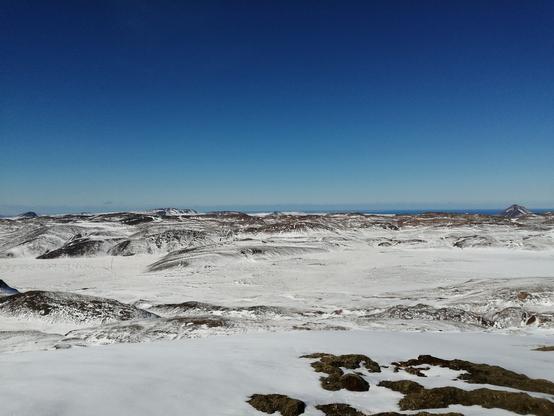 Vue sur le système volcanique de Krysuvik et celui du Fagradalsfjall à l'arrière. Tout à droite, la montagne du Keilir que j'ai grimpé lundi dernier. Tout à gauche, le Stóri-Hrútur (353 m alt) dépasse les autres sommets. Si on part de cette montagne et qu'on file doucement vers la droite, on peut aussi y voir le principal cratère, assez aplati, du Geldingadalir (2021).