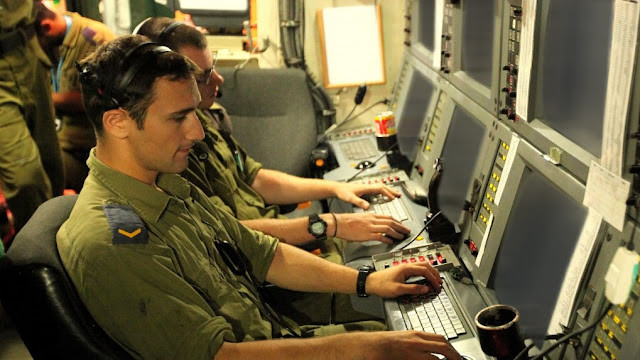 2012 in thehackernews.com: "Les militaires sont chargés de traquer de "jeunes génies de l'informatique" et de les persuader d'immigrer en Israël pour y occuper des postes lucratifs et devenir des cyber-guerriers."