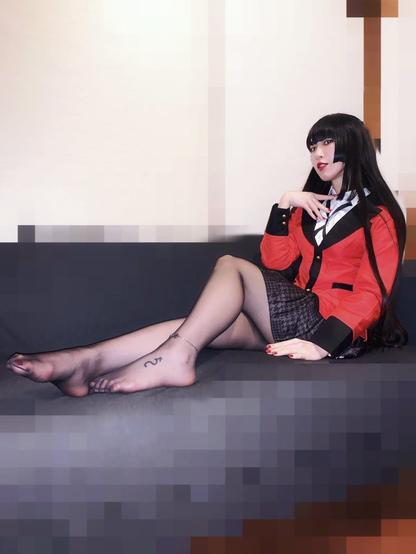 Hima dressed as Jabami Yumeko laying so you can see the tattoo on Hima's foot.