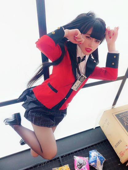 Hima dressed as Jabami Yumeko jumping.