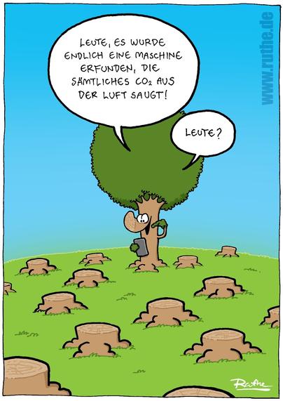 Ein Baum steht inmitten lauter abgeholzter Bäume, schaut auf ein Tablet und sagt begeistert: "Leute, es wurde endlich eine Maschine erfunden, die sämtliches CO2 aus der Luft saugt! Leute?"
