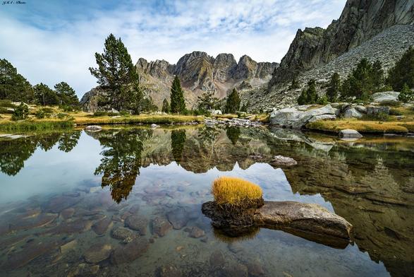 Ibones de l'Aigüeta de Batisielles. Parque Natural de Posets-Maladeta.

Versión con el filtro polarizador reforzando el reflejo.