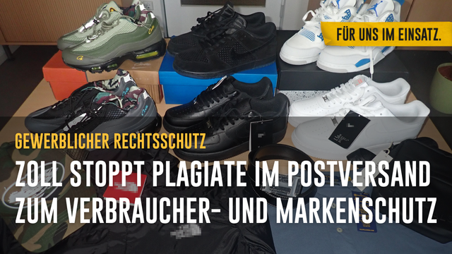 Sieben Paar Schuhe, ein Gürtel, eine Umhängetasche, eine Kappe, eine Regenjacke und zwei T-Shirts - alles in einer Paketsendung, alles Markenfälschungen - sind auf einem Tisch ausgestellt. Text: Gewerblicher Rechtsschutz, Zoll stoppt Plagiate im Postverkehr zum Verbraucher- und Markenschutz