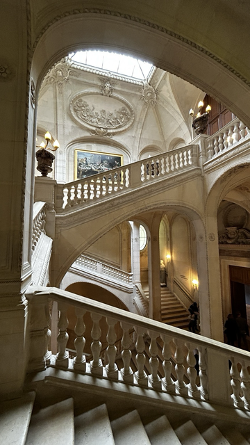 Im Treppenhaus im Louvre in Paris, das am Schloss Hogwarts aus Harry Potter erinnert.