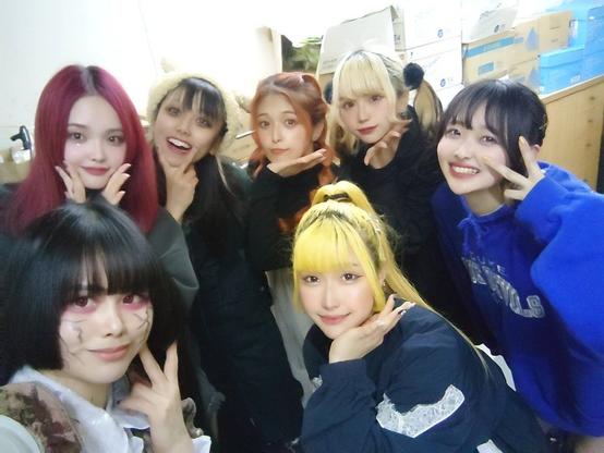 Yuffie poses with the ldols from PIGGS