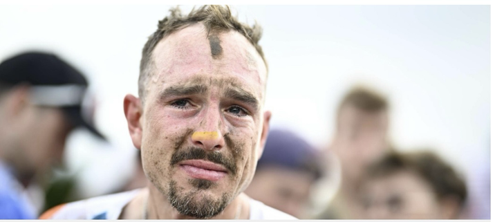 Bild eines erschöpften John Degenkolb nach Paris Roubaix 2024.