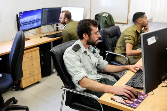 Reuters, 2023 - Des technologues de l'unité Matzpen de l'armée israélienne chargée des applications et des opérations de données travaillent à leur poste, sur une base de l'armée israélienne à Ramat Gan, près de Tal-Aviv-Jaffa, Israel-Palestine.