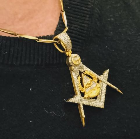 Goldene Kette mit Freimaurer Symbolen.