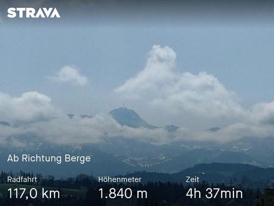 Screenshot der Strava-App mit dem Berg Säntis in Wolken gehüllt.