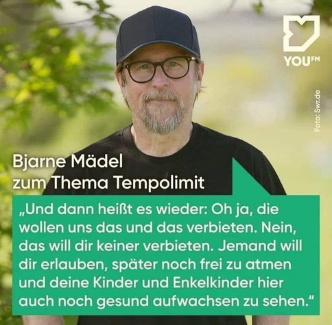 Bjarne Mädel zum Thema Tempolimit „Und dann heißt es wieder: Oh ja, die wollen uns das und das verbieten. Nein, das will dir keiner verbieten. Jemand will dir erlauben, später noch frei zu atmen und deine Kinder und Enkelkinder hier auch noch gesund aufwachsen zu sehen." Quelle: YouFm/ SWR
