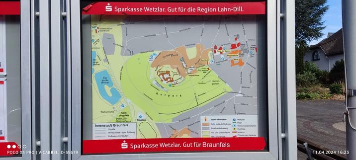 Kernstadtplan Braunfels, gegenüber der "Konditorei Vogel".  
Ohne aktuelle Veränderungen im Kartenausschnitt wie: Es fehlen die E-Ladestationen, Fahrradabstellplätze, die Gemeinschaftsunterkünfte für Asylantragssteller vom Landkreis, der "neue" Busbahnhof, ohne öffentliche Toilette!