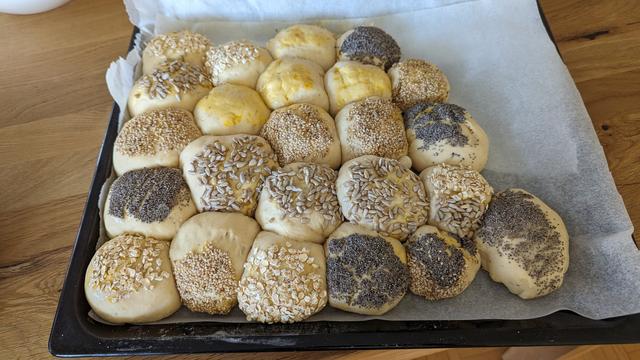 Partybrötchen mit verschiedenen Belag sind bereit für den Ofen