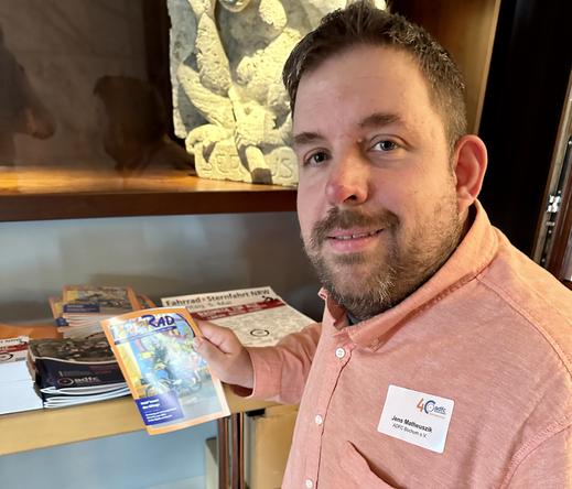 Jens Matheuszik mit der neuen Ausgabe der FreiRad des ADFC Bochum