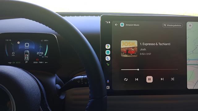 Ansicht des Cockpit eines eAutos (BYD Atto3), am großen Mittel-Tablet sieht man Amazon Music Client mit dem Leid Josh Expresso & Tschianti