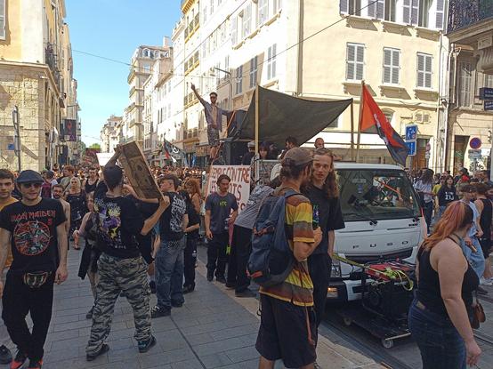 Manifestation de teufers à Marseille, rue de Rome.