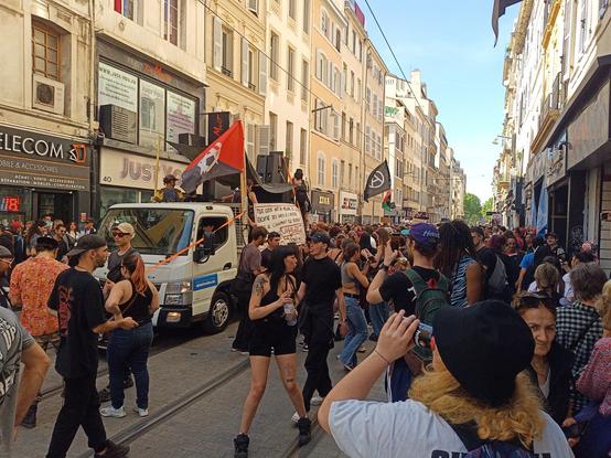 Manifestation de teufers à Marseille, rue de Rome.