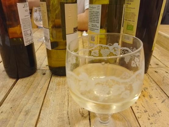 un calice e 4 bottiglie più o meno vuote di vino