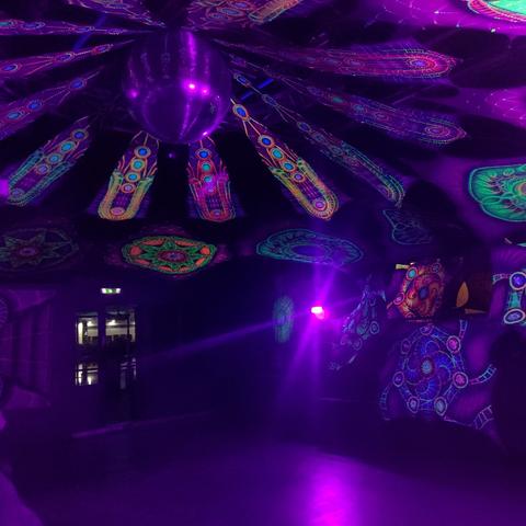ein leerer Dancefloor mit Schwarzlicht-Dekoration