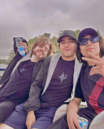 Selfie de los streamers Callbit, Roier y Quackity tomada en una lancha en Brasil.