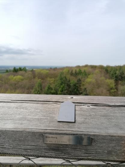 Eine Plakette mit der Aufschrift Würzburg und der Entfernung
