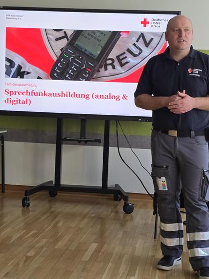 Funkausbilder vor Fernseher mit Powerpoint-Präsentation