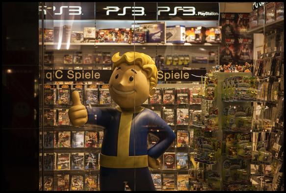 Vault Boy Figur im Schaufenster eines Spielwarenladens