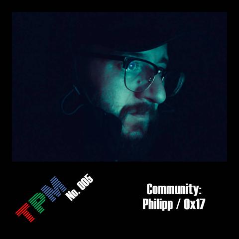 Cover der Episode, es zeigt Philipp mit Brille vor einem Rechner sitzend in spärlicher Beleuchtung