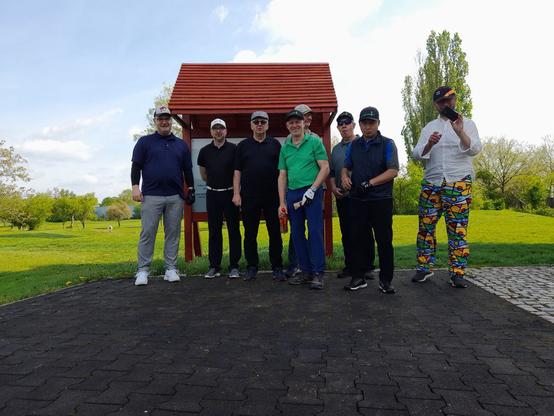 Ein Gruppenbild mit Golfern, vor ihrem Turnier