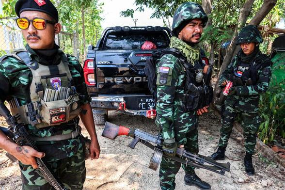 Soldiers from the Karen National Liberation Army (KNLA) prepare to patrol Myawaddy, the Thailand-Myanmar border town under the control of a coalition of rebel forces led by the Karen National Union, in Myanmar, April 15, 2024. REUTERS/Athit Perawongmetha
© Thomson Reuters
