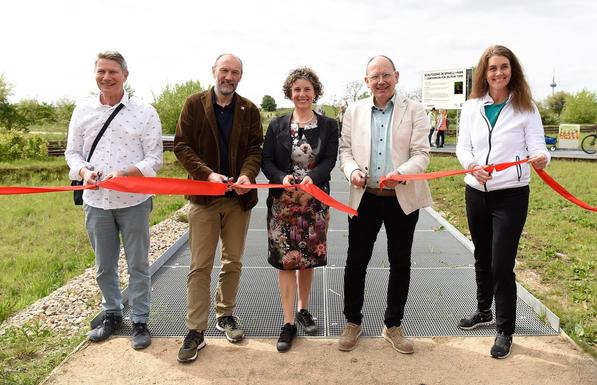 Schneiden das Band bei der Eröffnung durch : (v.l.n.r.) Markus Roeingh (Stadtraumservice Mannheim), BUGA 23-Chef Michael Schnellbach, Bürgermeisterin Prof. Dr. Diana Pretzell , Oberbürgermeister Christian Specht und Alexandra Kriegel (Stadtraumservice Mannheim)